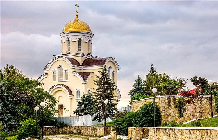 Ильинский храм красив и расположен в очень живописным месте