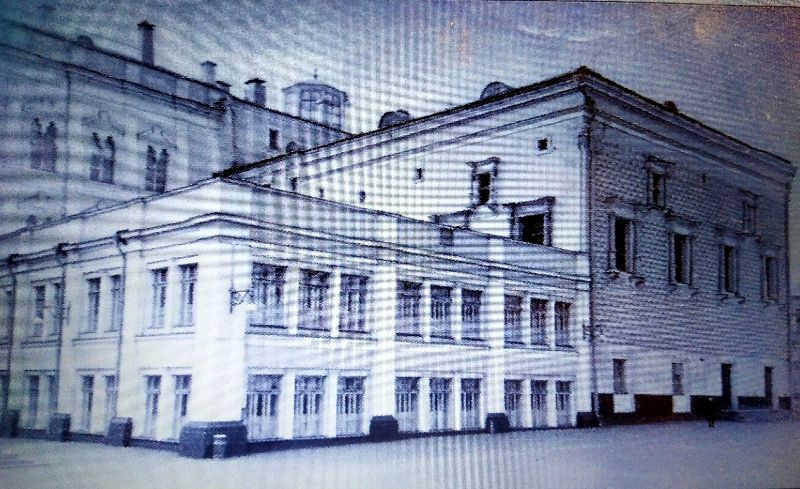 В 30-40-егоды место Красного крыльца заняла Столовая для делегатов съездов