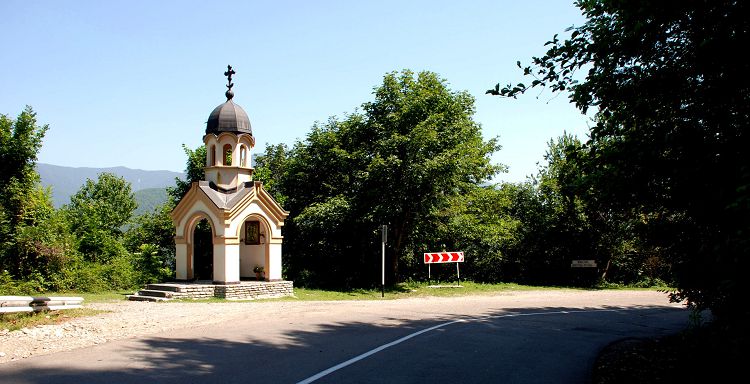 Часовня Иконы Богоматери «Троеручница» находится по дороге к Монастырю