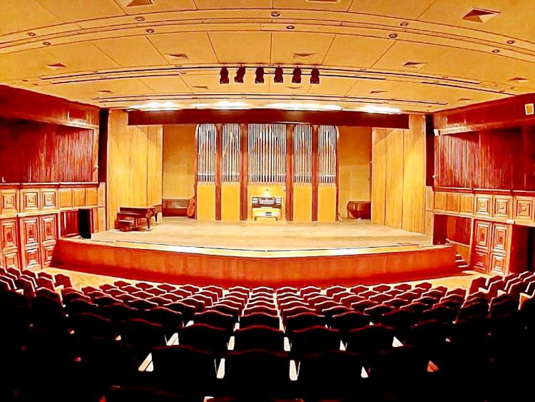 На сцене Органного зала находится чешский орган