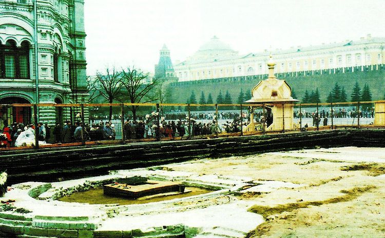 Воссоздание Казанского собора по проектам, приближенным к первоначальному началось в 1991 году