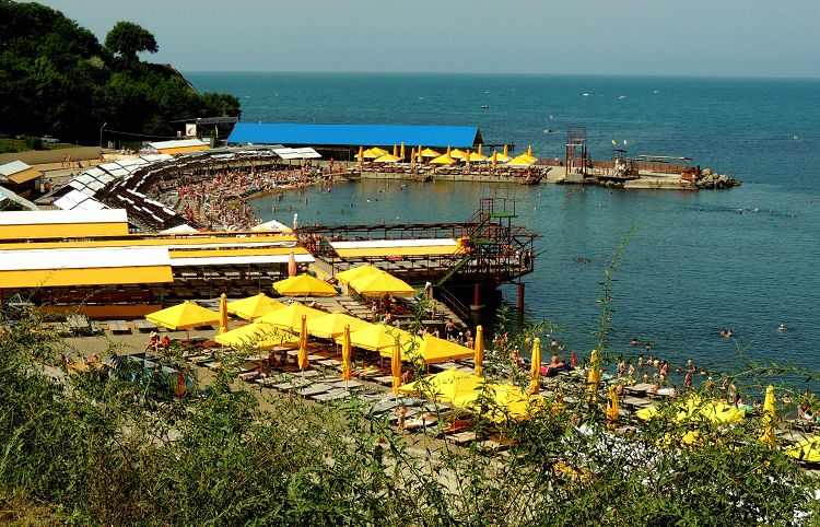 Пляж "Малая бухта" небольшой, до достаточно популярный