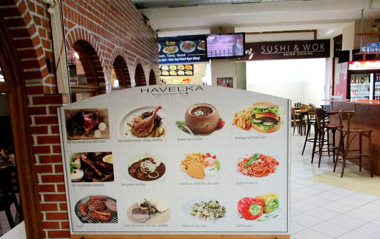 Практически в любом кафе можно найти русскоязычных сотрудников