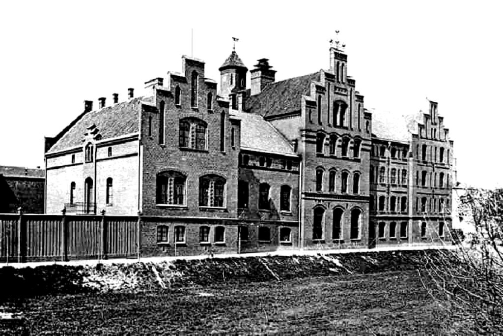 Перед Второй Мировой войной Замок Тапиау в качестве тюрьмы выглядел так