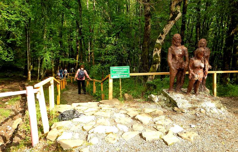 Примерно так выглядели когда-то обитавшие здесь первые люди Примерно так выглядели когда-то обитавшие здесь первые люди