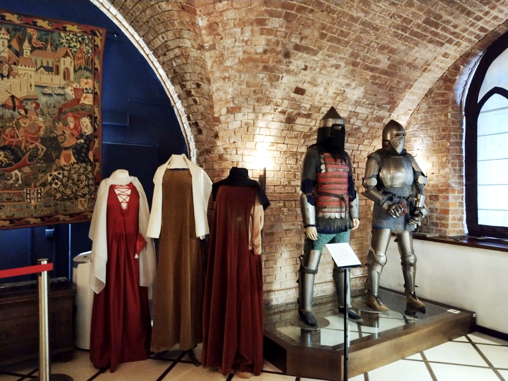 Рыцарский зал переносит посетителей в атмосферу известного фильма "31 июня"