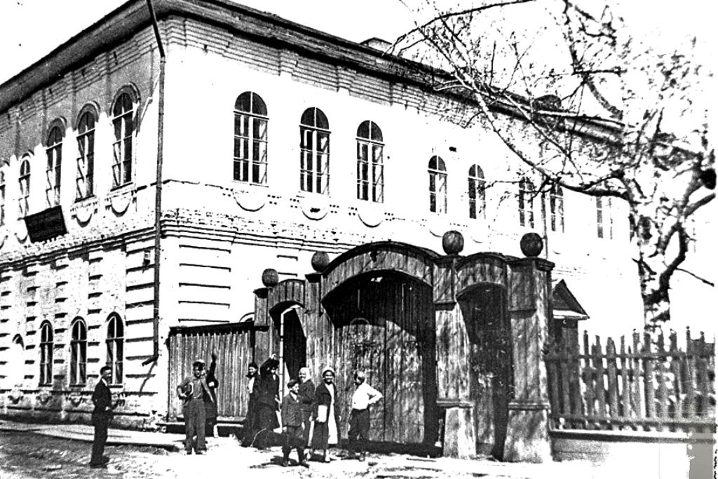 Предания гласят, что в стены Дома Пчелкина была замурована юная марийка