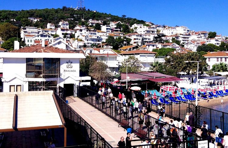 Именно поэтому, на каждом острове и выходит и садится на паром много людей