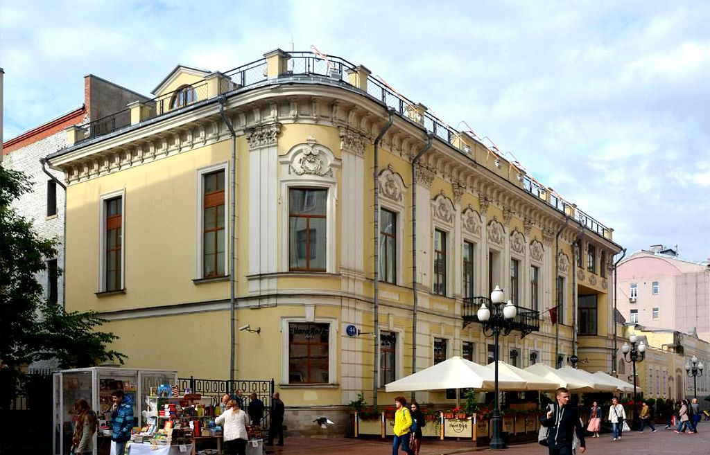 Дом № 44 находится на Арбате с 18 столетия