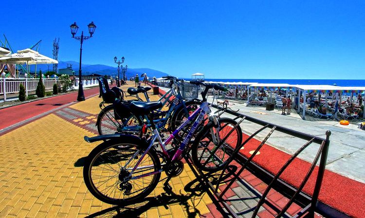 С любого из пляжей Сириуса можно выйти на прекрасную набережную