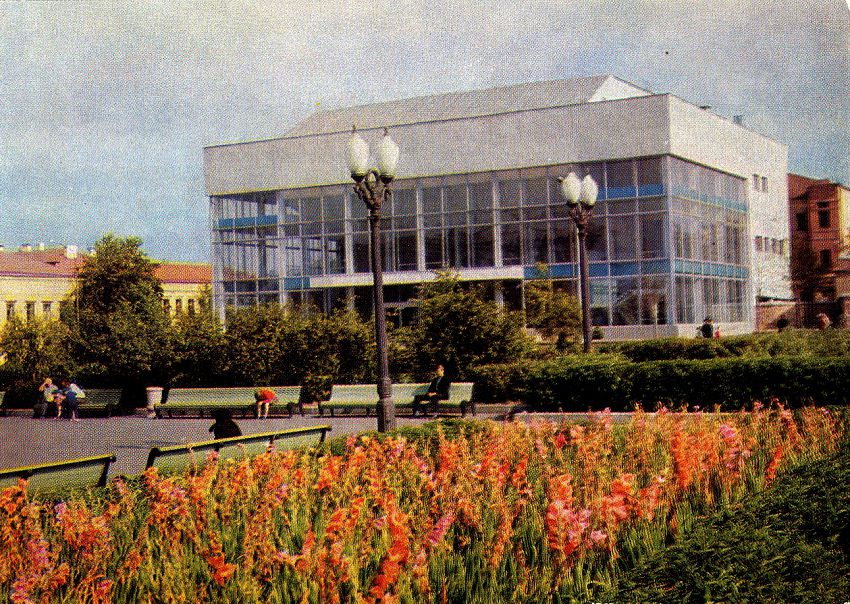 Первое здание Актового Зала казанской консерватории было из стекла и бетона