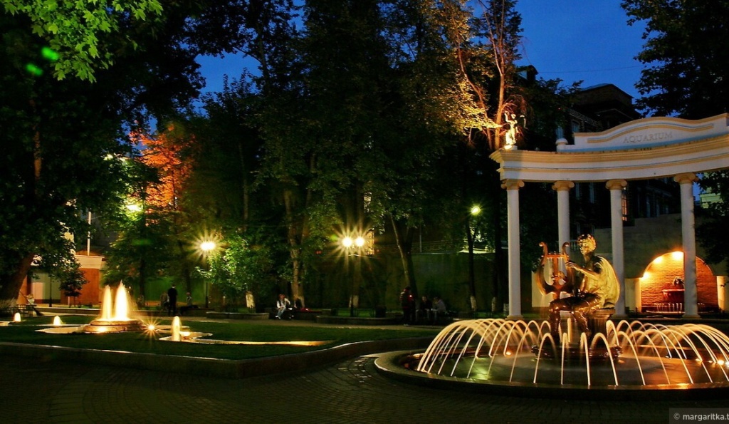 По вечерам в саду "Аквариум" включается подсветка