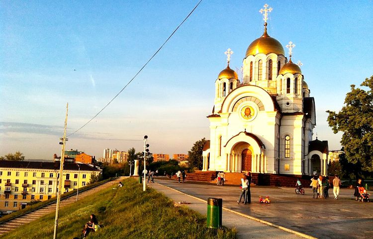 Храм Григория Победоносца находится справа от Монумента Славы