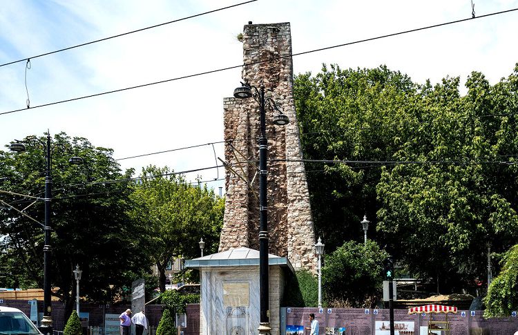 От турецкой водонапорной башни тоже остались фрагментарные руины