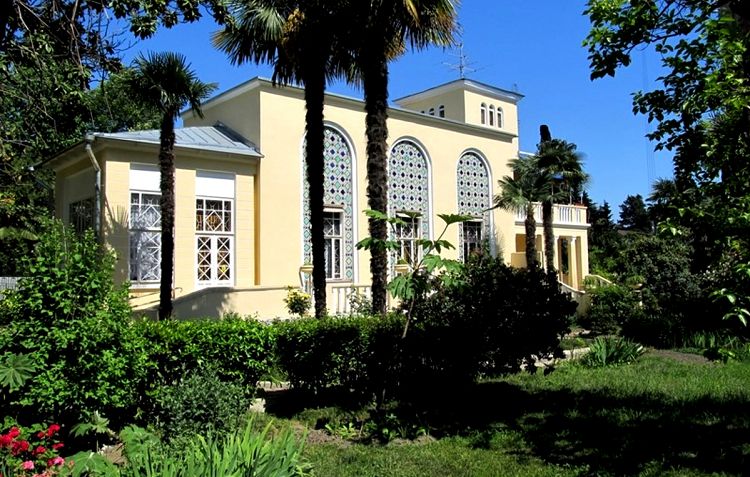 Музей-Дача известной певица 20-40 годов В.Барсовой занимает первый этаж