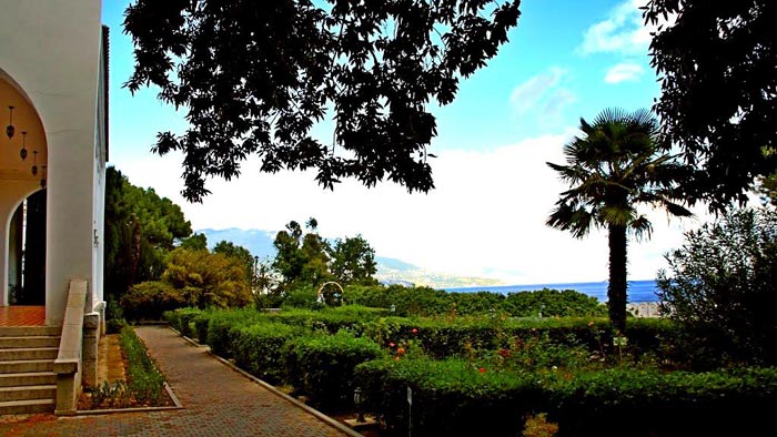 Дворец был окружен прекрасным ландшафтным парком 