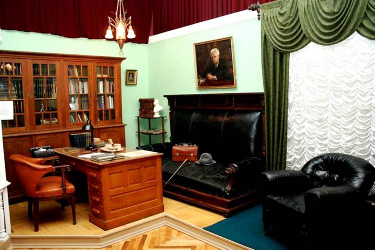 Рабочий кабинет Ф.Гладкова является мемориальным уголком памяти писателя