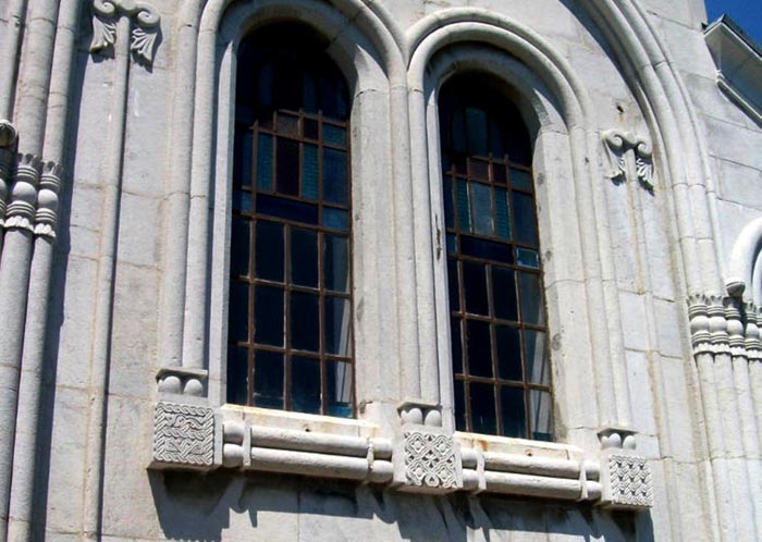 В начале 20 века окна храма были оформлены цветными витражами В начале 20 века окна храма были оформлены цветными витражами