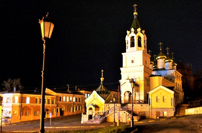 Церковь Иоанна-Предтеча с ночной подсветкой