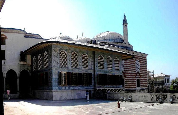 С 17 века все султанские престолонаследники содержались в Кафесе под постоянным присмотром