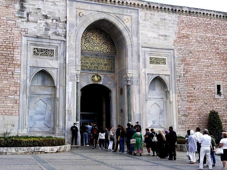 Знаменитый Дворец Топкапы ежедневно посещают сотни туристов