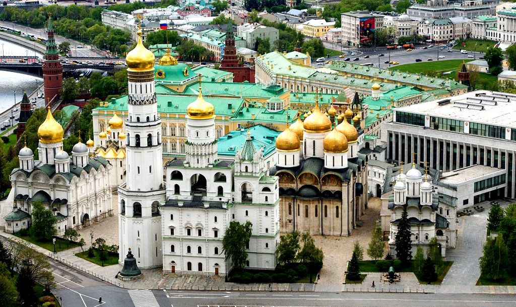 Достопримечательности Соборной площади находятся позади Ивановской Колокольни