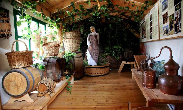 В зале истории винного производства находятся весьма любопытные экспонаты