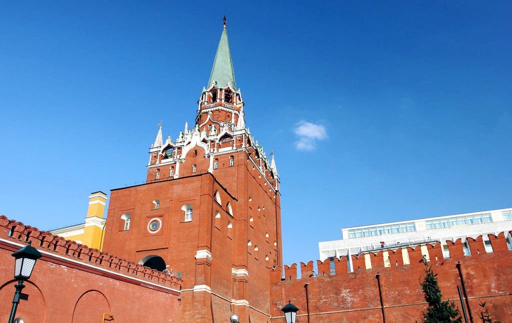 С середины 16 века Ризоположенская башня стала именоваться Троицкой