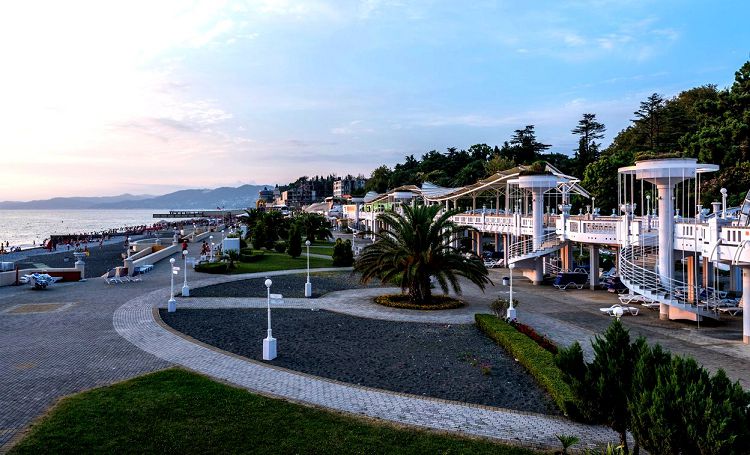 Пляжная и околопляжная территория "Звездного" - это роскошь и комфорт