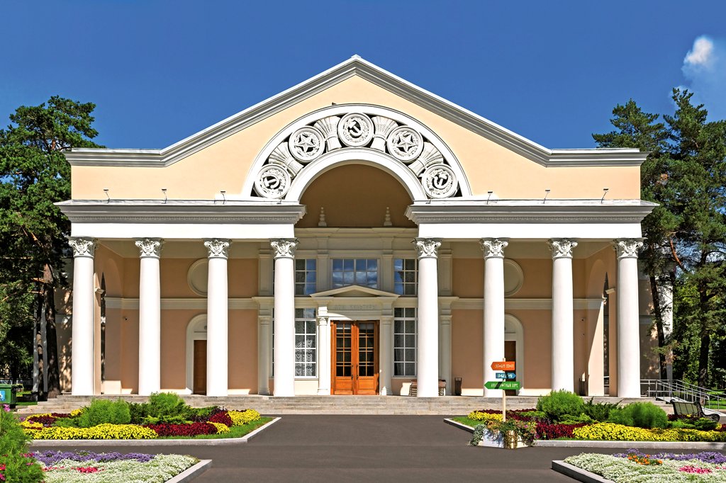 В здании ДК работает Театр комедии