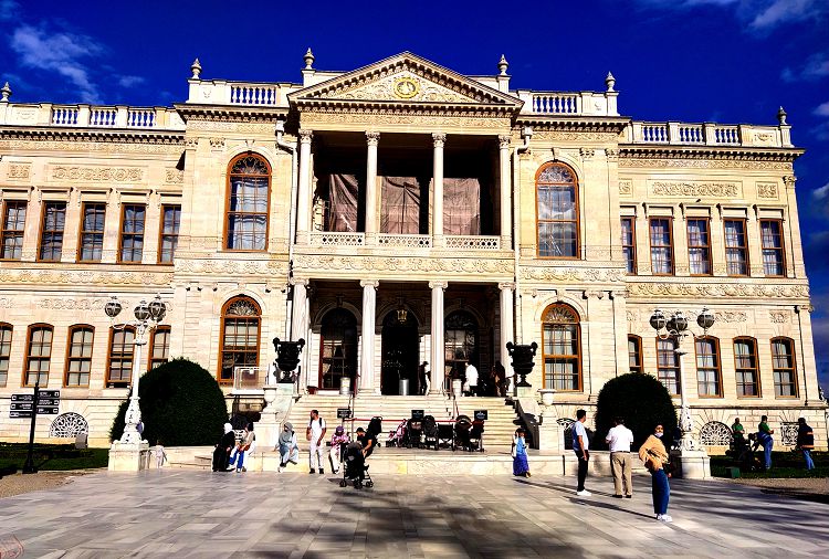 Дворец Долмабахче на берегу Босфора был сооружен в европейском стиле