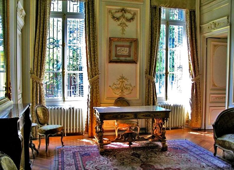 Интерьер дворцовых помещений Йылдыз привлекателен, как и его парковая территория