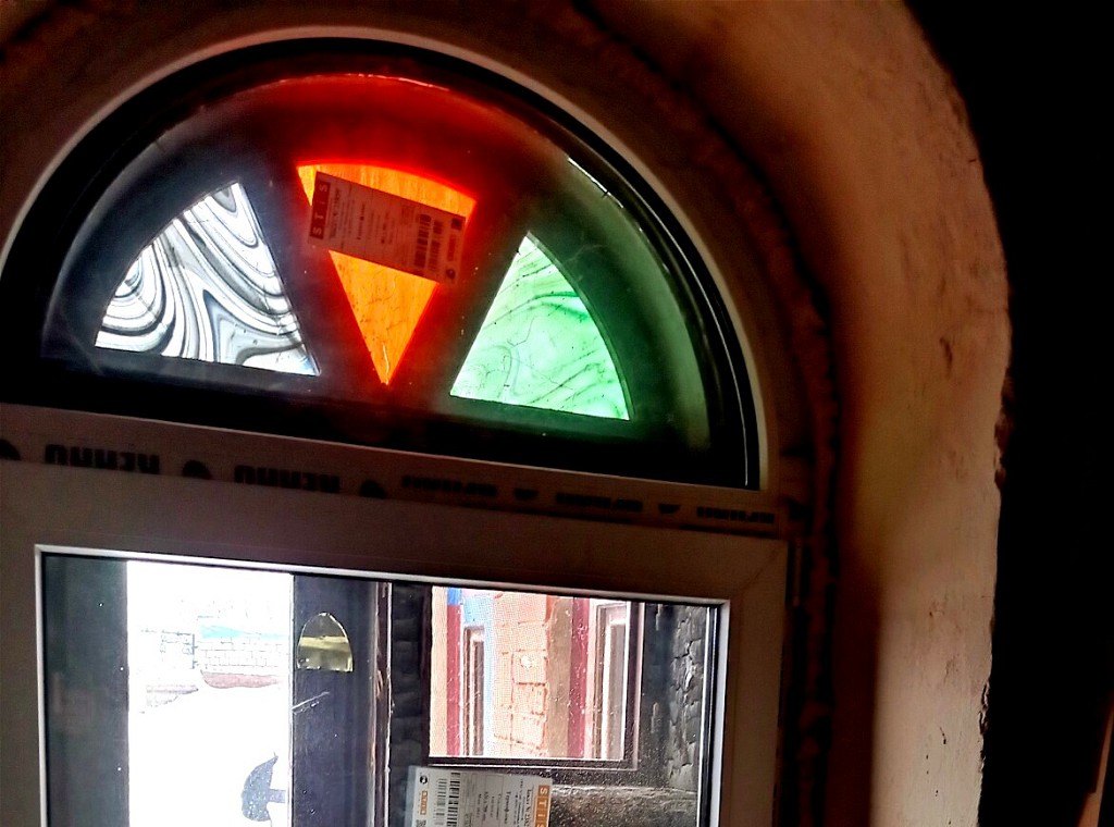 Сегодня усовершенствованные окна родительского дома смотрят на Храм