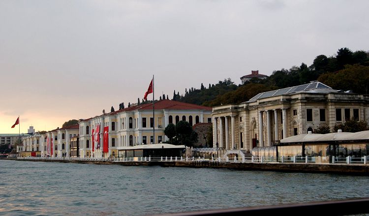 Нынешний Галатасарайский университет разместился в трех зданиях бывшего дворца Фарие