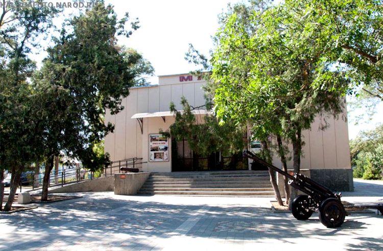 Краеведческий музей находится в начале прогулочной аллеи Сквера И.Гудовича