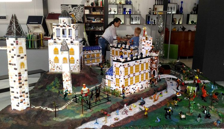 Замок из стекла непременно привлечет внимание не только детей, но и взрослых