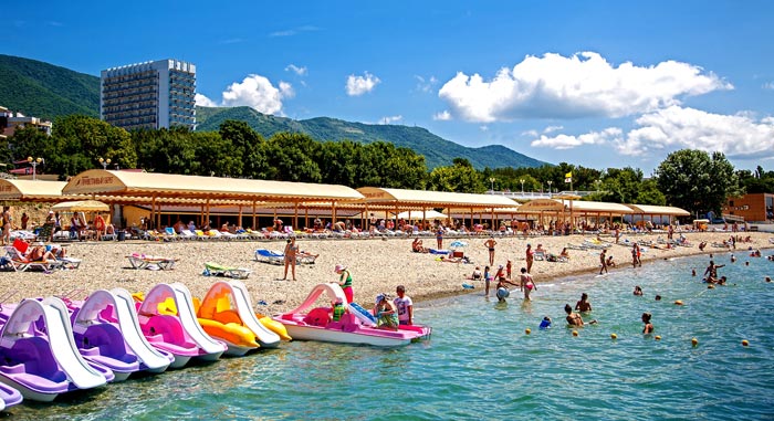 Отдых на платном пляже "Приветливого берега" весьма комфортен