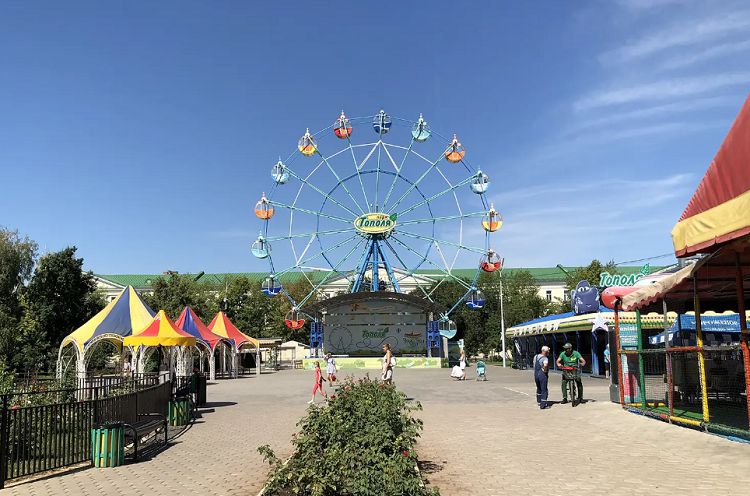 Семейный парк отдыха «Тополя» Семейный парк отдыха «Тополя»