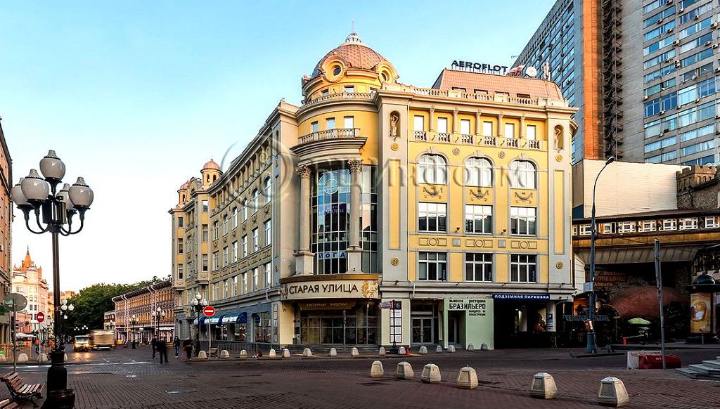 Современное здание № 10 находится на углу Арбата и Арбатского переулка