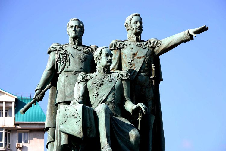 Горожане увековечили основателей города в Памятнике на Набережной