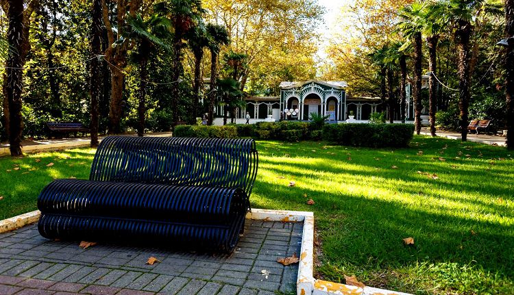 Скамейка Влюбленных - один из современных арт-объектов парка