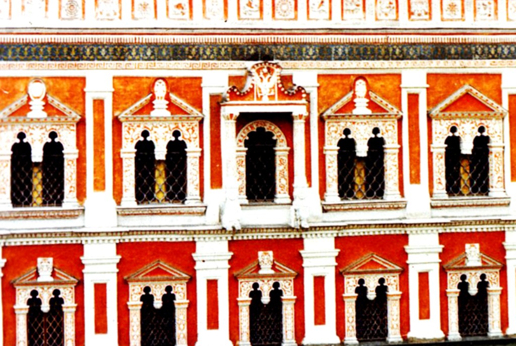 Оконные проемы дворца были просто настоящим произведением искусства