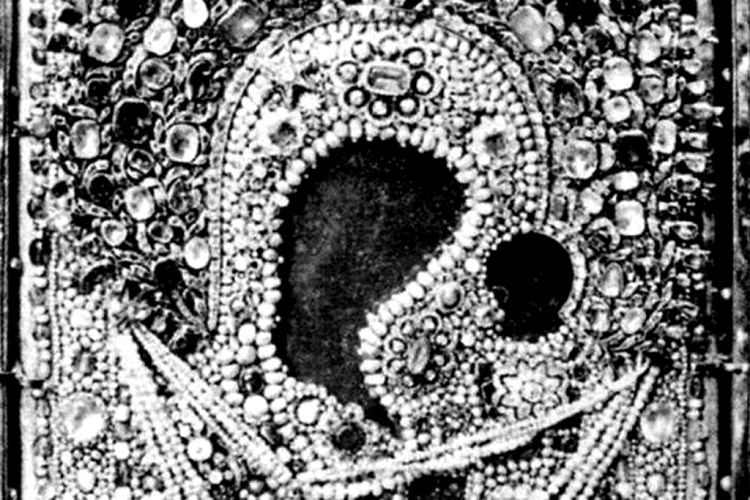 Осыпанный драгоценностями оклад Иконы Казанской Богоматери стал причиной ее кражи