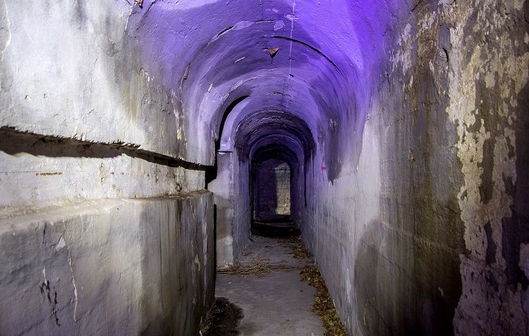 Туннели и рабочие помещения прорубались в скале в очень сжатые сроки