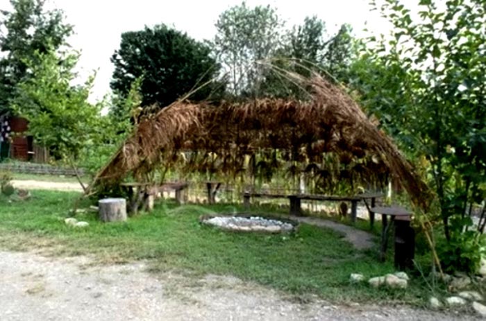 Усадьба шейха наполнена фольклорными сооружениями и атрибутами