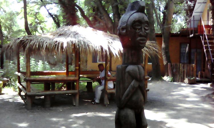 Стилизация африканской деревни очаровывает посетителей своей аурой