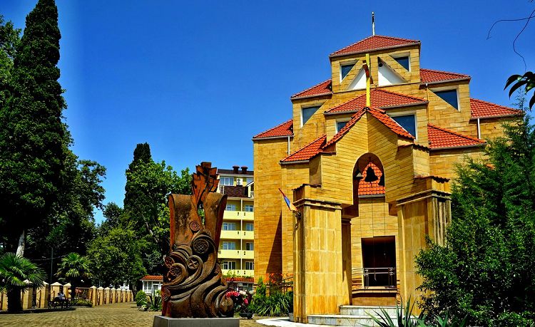 Посмотреть на храм армянской архитектуры очень интересно