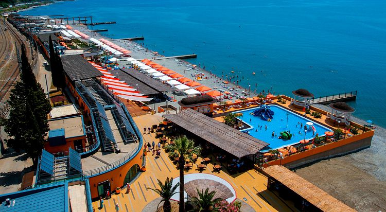 Восточные санаторные пляжи более благоустроены, но они платные