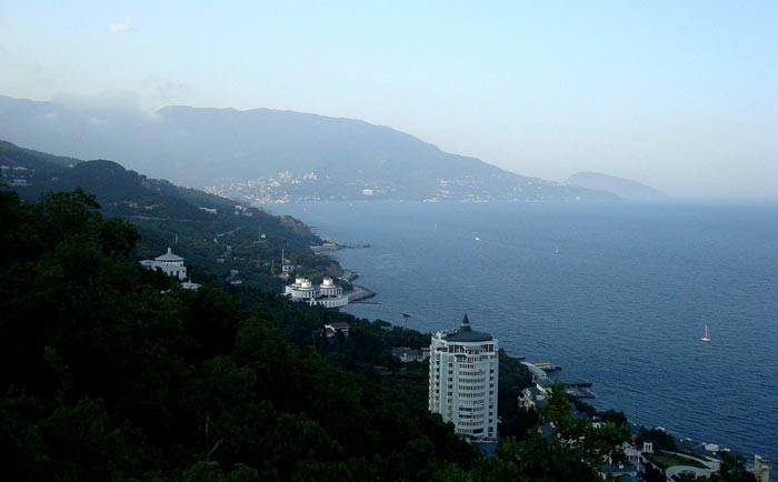 Вид на курортный поселок Курпаты с Царской тропы