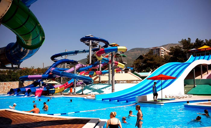 Многочисленные горки и широкие бассейны позволяют отлично расслабиться и развлечься 